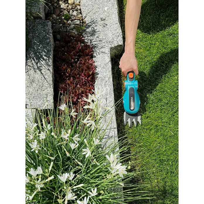Gardena ComfortCut Akku-Gras- & Strauchschere Li - 3,6 V, Li-Ionen, 3 Ah, 1 Akku, Schnittbreite: 8 cm - Anwendungsbeispiel