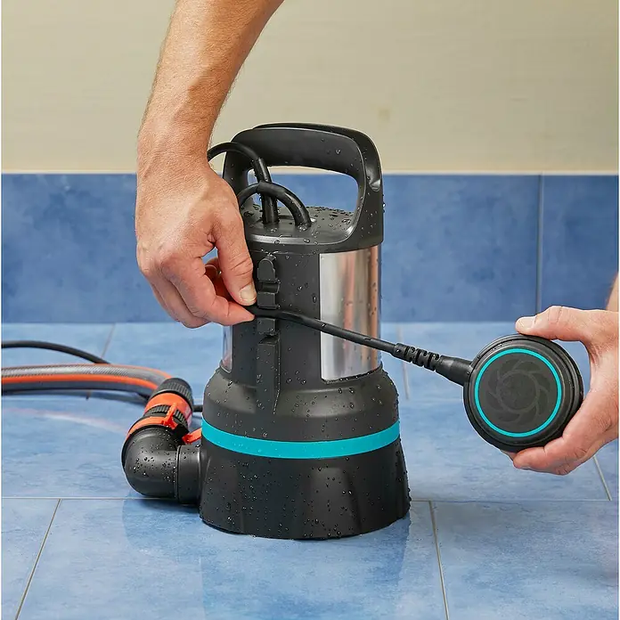 Gardena Klarwasser-Tauchpumpe 11000 - 300 W, Max. Fördermenge: 11.000 l/h - Detailaufnahme