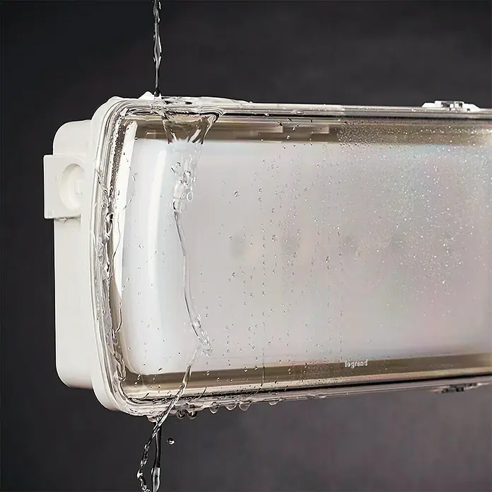 Legrand Regleta estanca IP65 URA21 - 1 luz, Blanco, Transparente - Primer plano