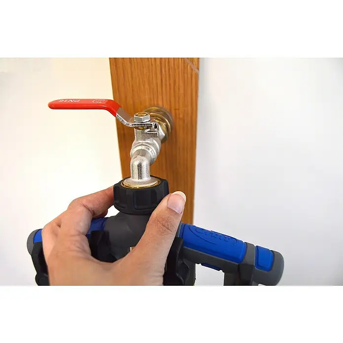 Orbit Conector de mangueras - ¾″ - Producto en uso