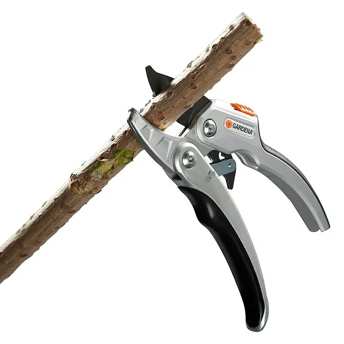 Gardena Comfort Ratschenschere Smart Cut - Amboss, Max. Aststärke: 22 mm, Ratschengetriebe - Anwendungsbeispiel