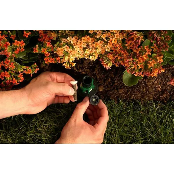 Orbit Aspersor oscilante Regulable - Altura: 10 cm, Polipropileno, Sector de riego por aspersión: 0 - 360° - Producto en uso