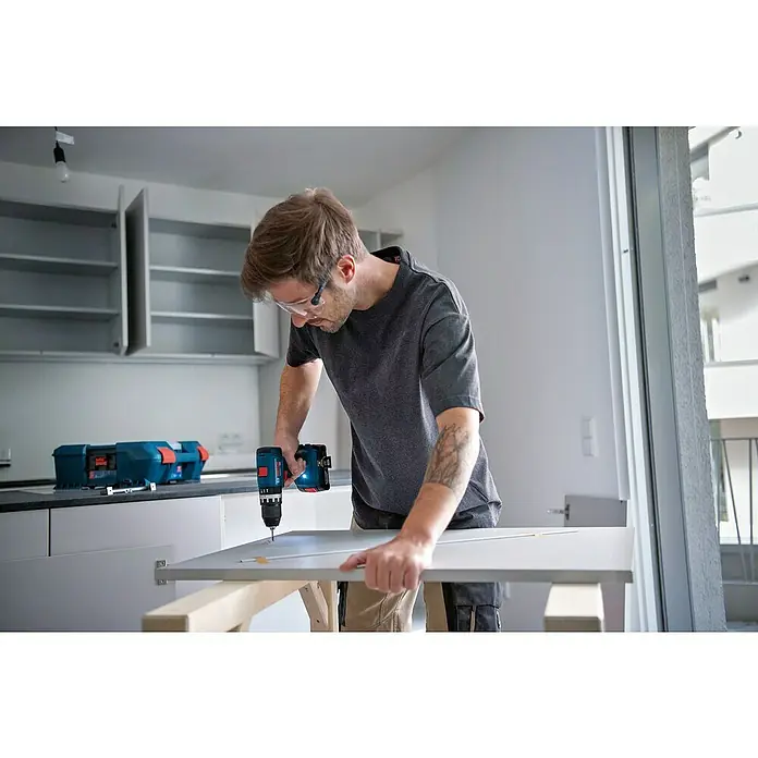 Bosch Professional Akku-Schlagbohrschrauber GSB 18V-45 - 18 V, 2 Akkus, 4 Ah, Leerlaufdrehzahl: 0 U/min - 1.900 U/min - Anwendungsbeispiel