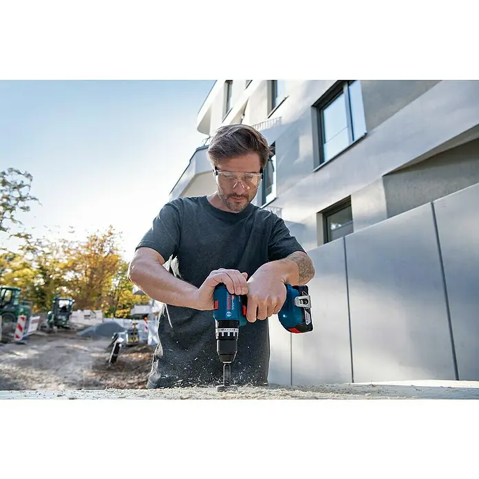 Bosch Professional Akku-Schlagbohrschrauber GSB 18V-45 - 18 V, 2 Akkus, 4 Ah, Leerlaufdrehzahl: 0 U/min - 1.900 U/min - Anwendungsbeispiel