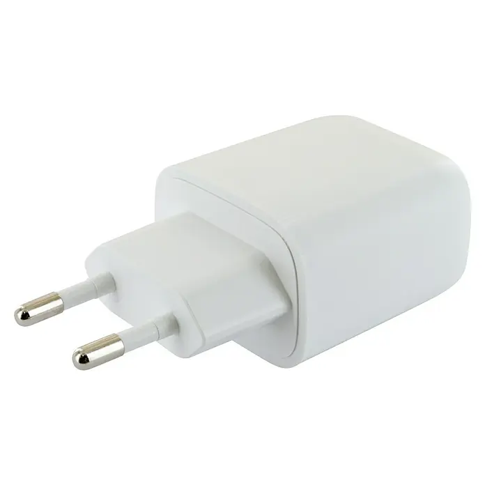 Schwaiger USB-laadadapter USB & USB-C - Wit, USB A-aansluiting, USB C-aansluiting - Diagonaal zicht