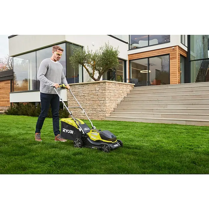 Ryobi ONE+ Accu Grasmaaier RY18LMX37A-150 - 18 V, 1 accu, 5 Ah - Toepassingsvoorbeeld