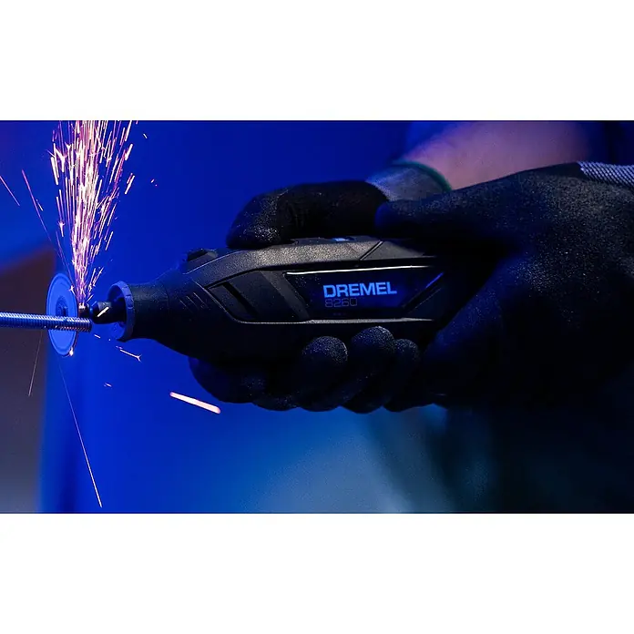 Dremel Multiherramienta de batería 8260 - 12 V, 3 Ah, Número de revoluciones de marcha en vacío: 5.000 r.p.m. - 30.000 r.p.m. - Producto en uso
