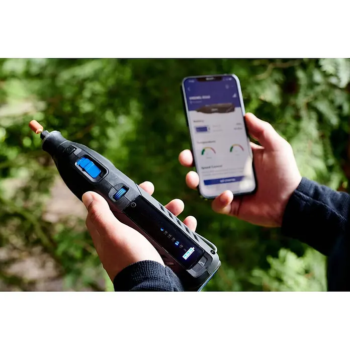 Dremel Multiherramienta de batería 8260 - 12 V, 3 Ah, Número de revoluciones de marcha en vacío: 5.000 r.p.m. - 30.000 r.p.m. - Producto en uso