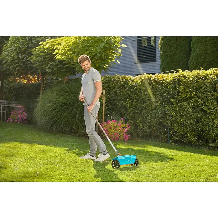 Gardena Combisystem Carro esparcidor - Anchura de dispersión: 40 cm, 3 l - Producto en uso