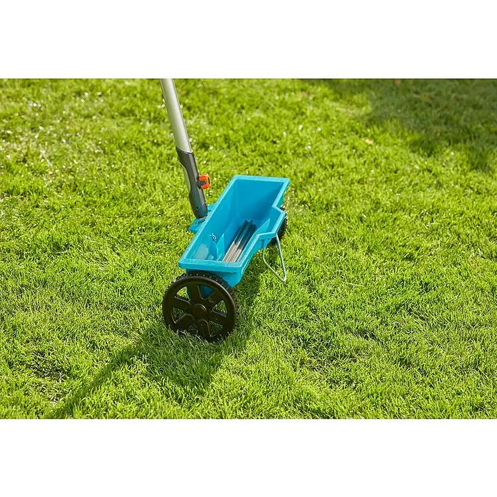 Gardena Combisystem Carro esparcidor - Anchura de dispersión: 40 cm, 3 l - Producto en uso