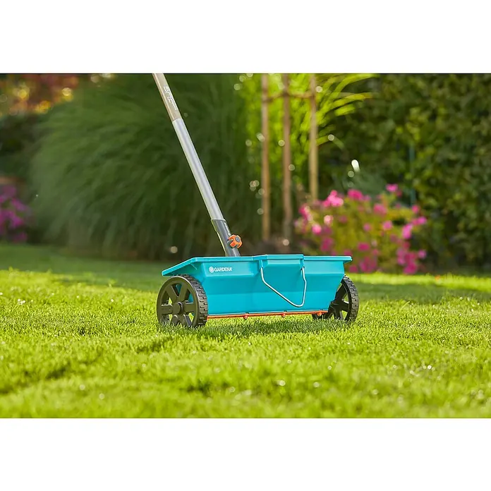 Gardena Combisystem Carro esparcidor - Anchura de dispersión: 40 cm, 3 l - Producto en uso