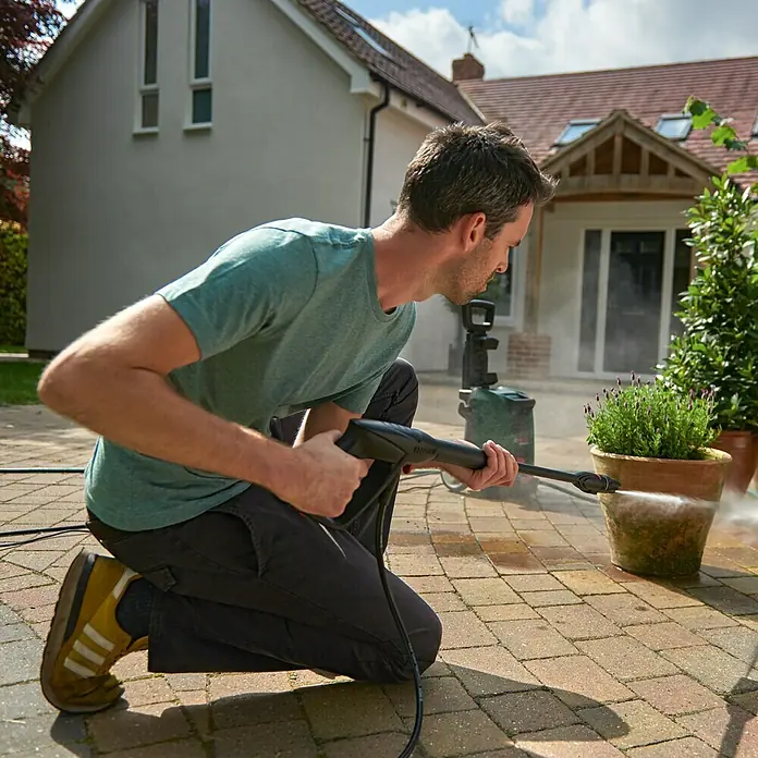 Bosch Visokotlačni čistač UniversalAquatak 130 - 1.700 W, Maksimalni tlak: 130 bar, Radni protok: Maks. 380 l/h - Proizvod u upotrebi