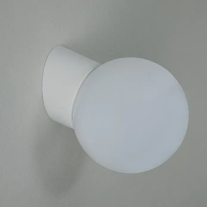 LED-Wandleuchte rund - Schräge Kunststofffassung, Ø x H: 15 x 20,5 cm, 9 W, Warmweiß - Stimmungsaufnahme