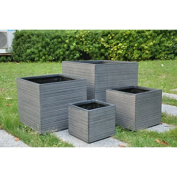 Pflanztopf Tumba - Außenmaß (L x B x H): 50 x 50 x 46 cm, Kunststoff, Antik Schwarz - Stimmungsaufnahme