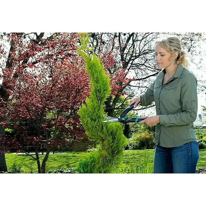 Gardena Ručne škare za živicu - Duljina oštrice: 18 cm, S protuprianjajućim premazom - Proizvod u upotrebi