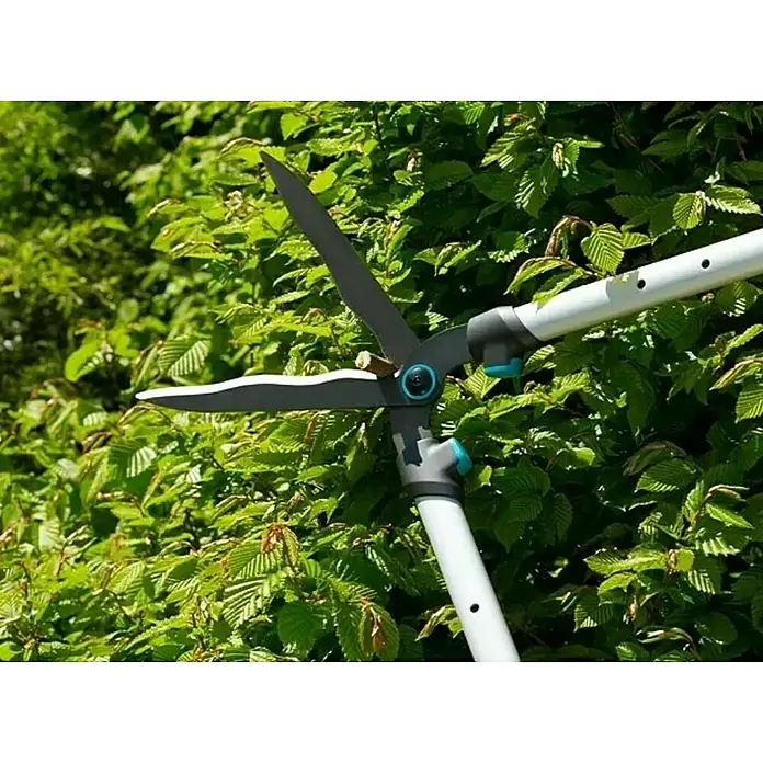 Gardena Teleskopske škare za živicu - Duljina oštrice: 23 cm, S protuprianjajućim premazom - Proizvod u upotrebi