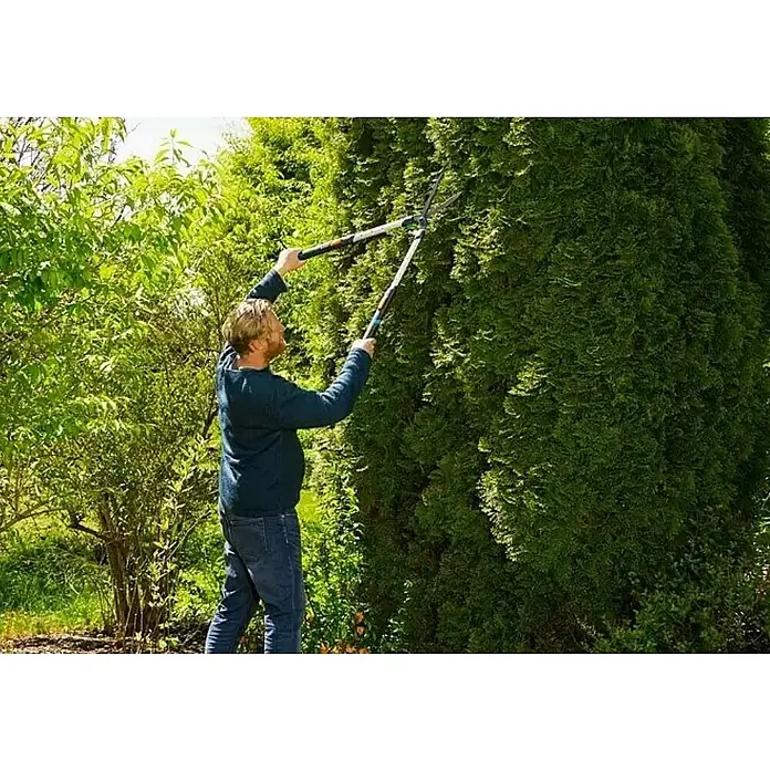 Gardena Teleskopske škare za živicu - Duljina oštrice: 23 cm, S protuprianjajućim premazom - Proizvod u upotrebi