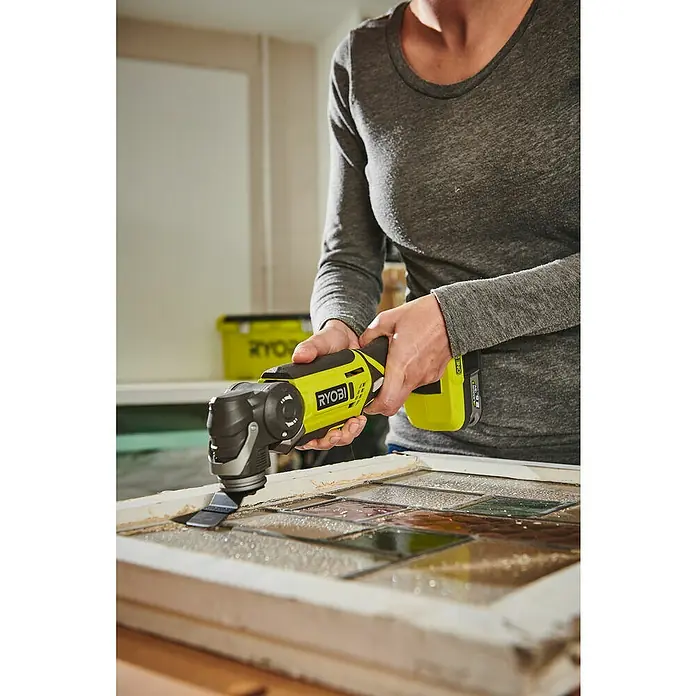 Ryobi ONE+ Akku-Multifunktionswerkzeug R18MT-0 - 18 V, Li-Ionen, Ohne Akku, Leerlaufdrehzahl: 10.000 U/min - 20.000 U/min - Anwendungsbeispiel