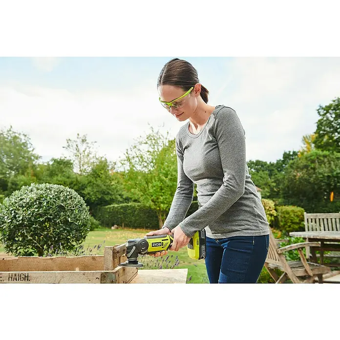 Ryobi ONE+ Akku-Multifunktionswerkzeug R18MT-0 - 18 V, Li-Ionen, Ohne Akku, Leerlaufdrehzahl: 10.000 U/min - 20.000 U/min - Anwendungsbeispiel