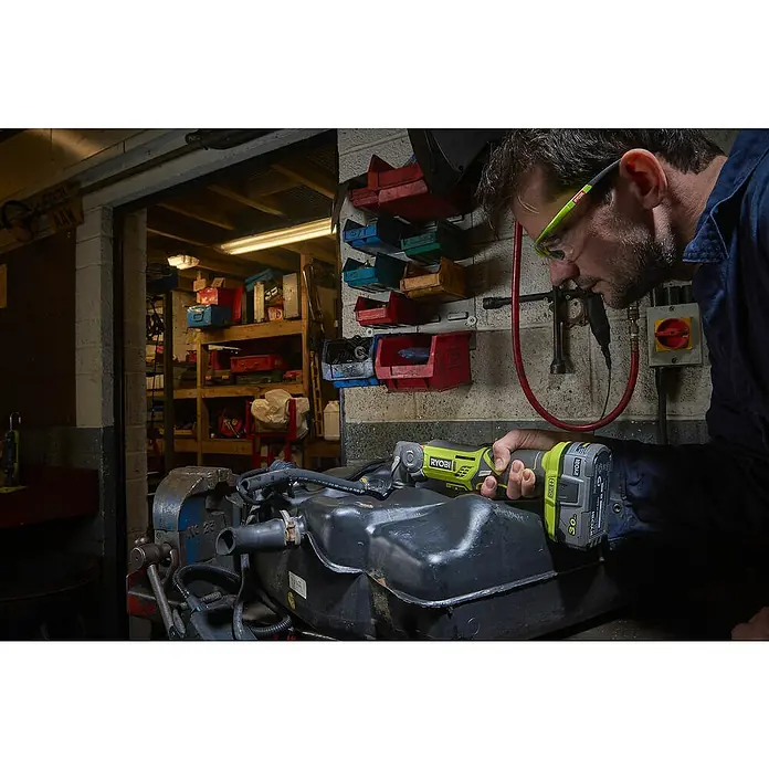 Ryobi ONE+ Akku-Multifunktionswerkzeug R18MT-0 - 18 V, Li-Ionen, Ohne Akku, Leerlaufdrehzahl: 10.000 U/min - 20.000 U/min - Anwendungsbeispiel