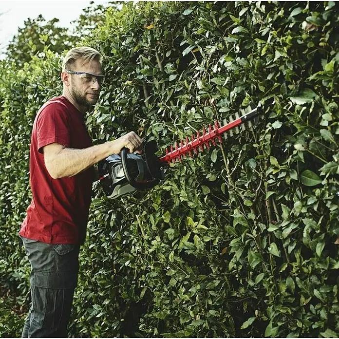 Powerworks Akumulatorske škare za živicu PD60HT - 60 V, Dužina mača: 61 cm - Proizvod u upotrebi