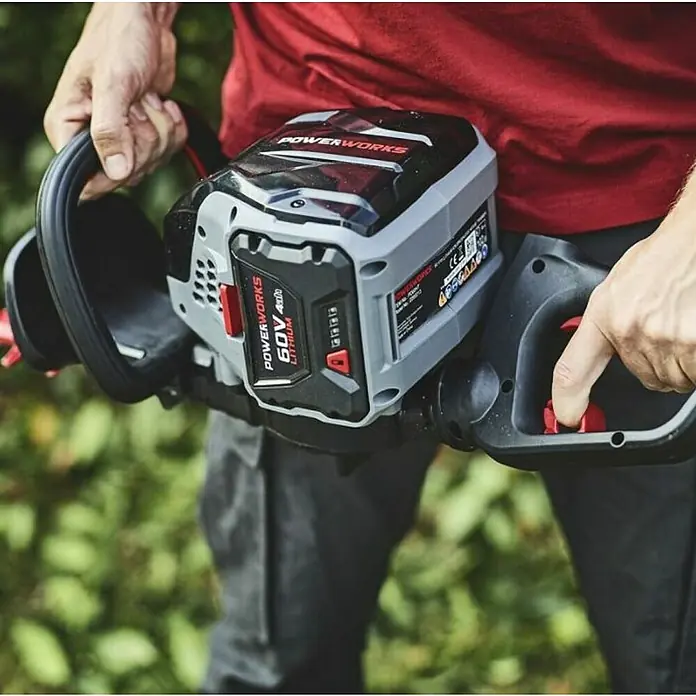 Powerworks Akumulatorske škare za živicu PD60HT - 60 V, Dužina mača: 61 cm - Proizvod u upotrebi