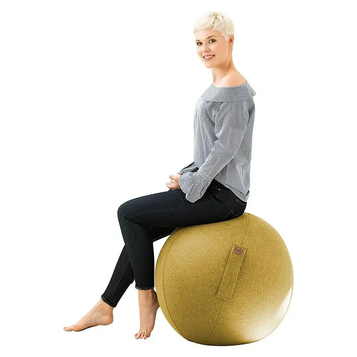 Sitting Ball Gymnastikball Felt - Senf, Durchmesser: 65 cm, Material Bezug: 100 % Polyester - Frau sitzt auf einem gepolsterten Gymnastikball in Olivgrün, der eine praktische Trageschlaufe hat. Für eine aufrechte Körperhaltung.