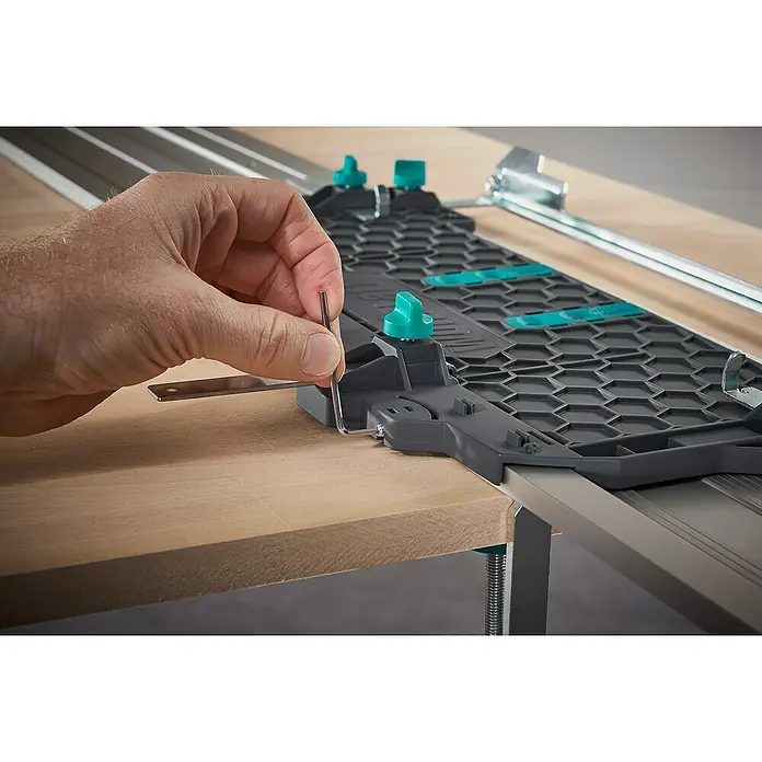 Wolfcraft Führungsschiene FKS 145 - L x B x H: 145 cm x 19 cm x 1,2 mm, Aluminium - Anwendungsbeispiel