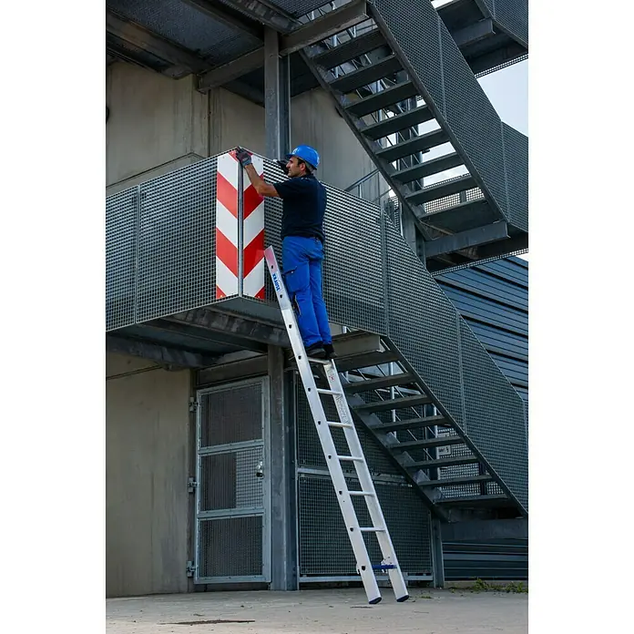 Krause Stabilo Sprossen-Mehrzweckleiter +S - Arbeitshöhe: 7,5 m, Anzahl Tritte: 3 x 10 Sprossen, Aluminium - Anwendungsbeispiel