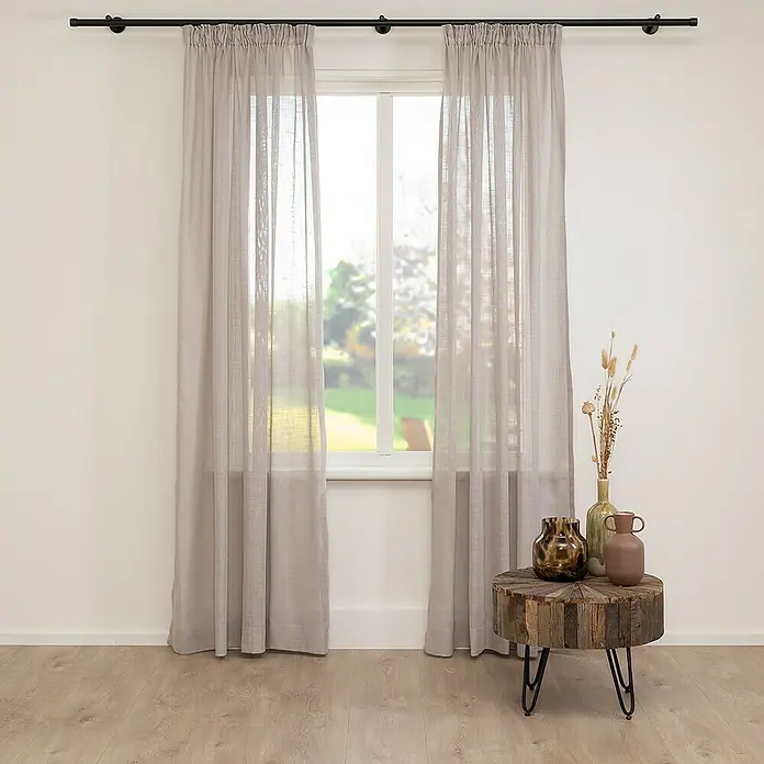 Gordijn Henna Inbetween - 300 x 295 cm, Zand - Sfeeropname
