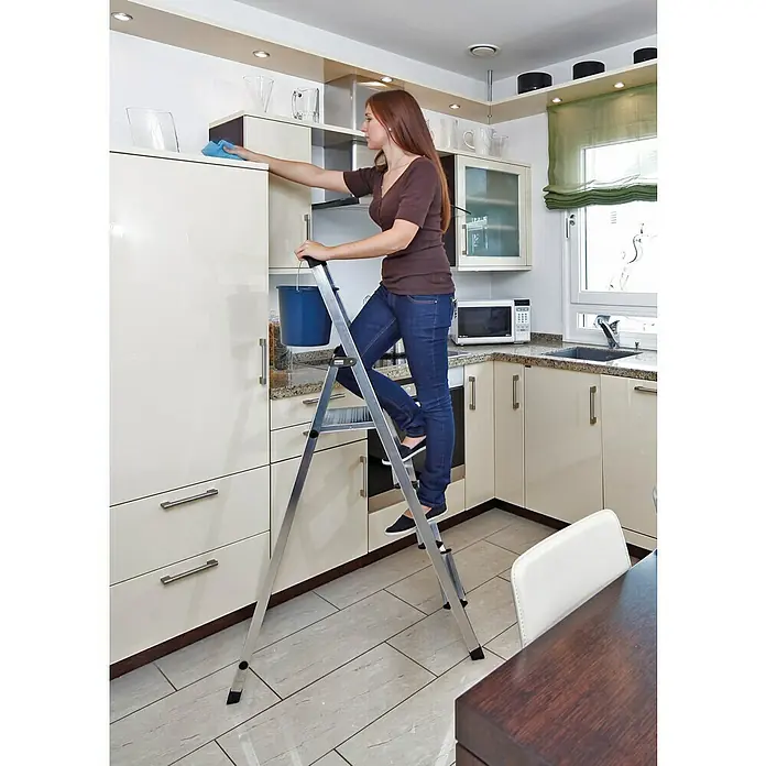 Krause Monto Stufenstehleiter Solidy - Arbeitshöhe: 3,25 m, 6 Stufen, Aluminium, Eimerhaken - Anwendungsbeispiel
