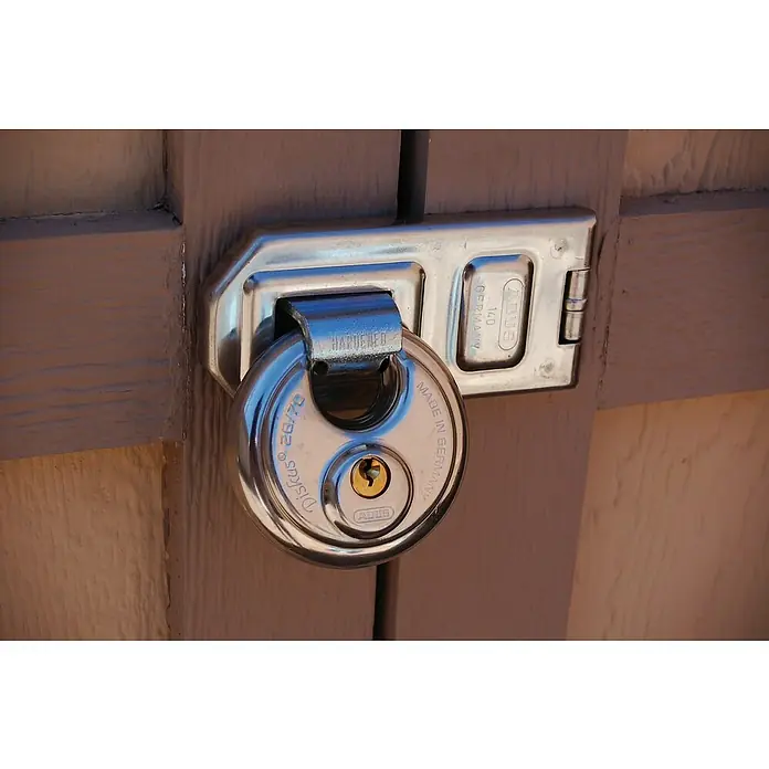 Abus Diskus-Überfalle 140 - Maße Überfalle: 120 x 56 mm, Durchmesser Öse: 12,2 mm, Edelstahl - Stimmungsaufnahme