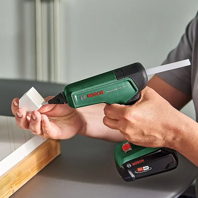 Bosch 18 V Power for All Akku-Heißklebepistole AdvancedGlue 18V - 18 V, Ohne Akku, Temperaturbereich: +130 °C bis +200 °C - Anwendungsbeispiel