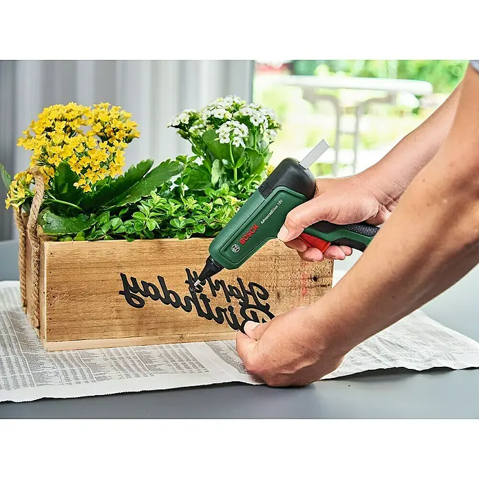 Bosch 18 V Power for All Akku-Heißklebepistole AdvancedGlue 18V - 18 V, Ohne Akku, Temperaturbereich: +130 °C bis +200 °C - Anwendungsbeispiel