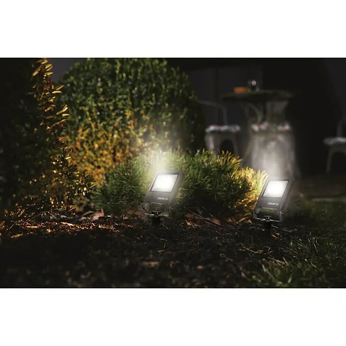 Ledvance LED-Erdspießleuchte Endura Floodspike - 20 W, Grau, Höhe: 32,3 cm, IP65 - Stimmungsaufnahme