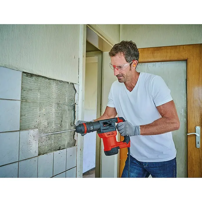 Einhell Martillo perforador TE-DH 5 - 750 W, Energía de percusión: 5 J - Producto en uso