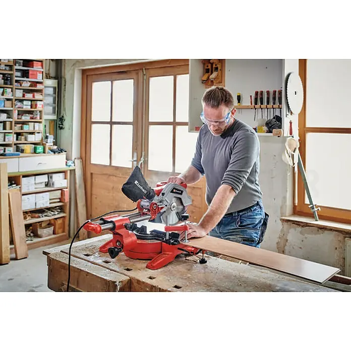 Einhell Kapp- & Gehrungssäge TC-SM 216 - 1.500 W, Durchmesser Sägeblatt: 21,6 cm, Leerlaufdrehzahl: 5.200 U/min - Anwendungsbeispiel