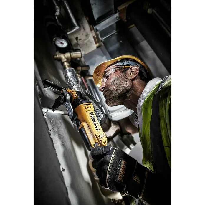 Dewalt Multifunktionswerkzeug DWE315 - 300 W, ± 1,6° - Anwendungsbeispiel