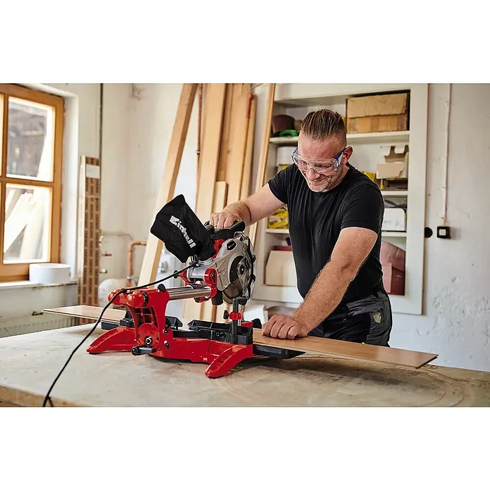 Einhell Preklopna kutna pila - 1.800 W, Promjer lista pile: 210 mm, Broj okretaja pri praznom hodu: 0 okr/min - 4.900 okr/min - Proizvod u upotrebi