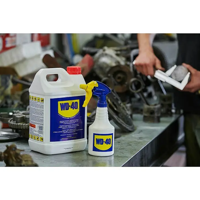WD-40 Aceite para herrajes multiuso - 5 l - Producto en uso