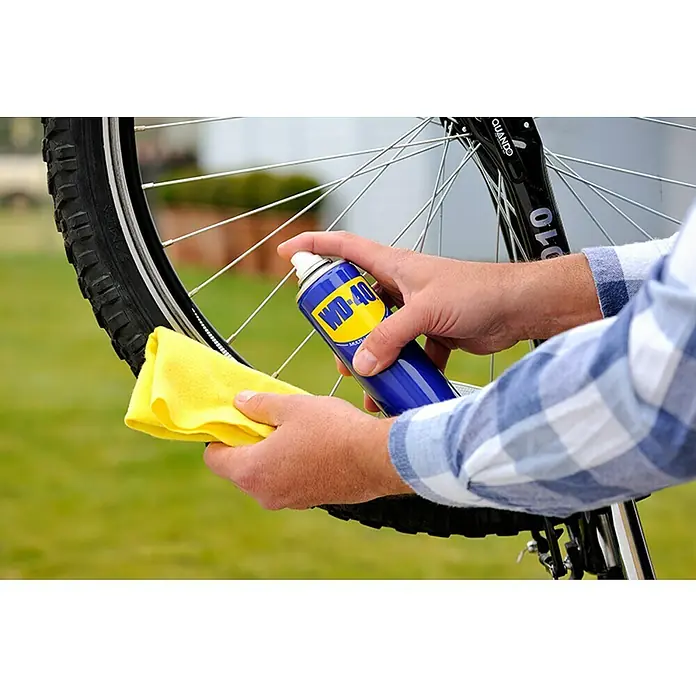 WD-40 Aceite para herrajes multiuso - 200 ml - Producto en uso