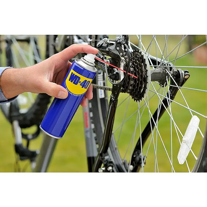 WD-40 Aceite para herrajes multiuso - 200 ml - Producto en uso
