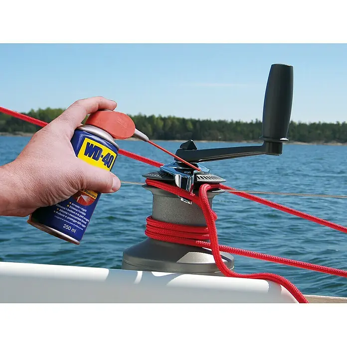 WD-40 Aceite para herrajes Doble Acción - 250 ml - Producto en uso