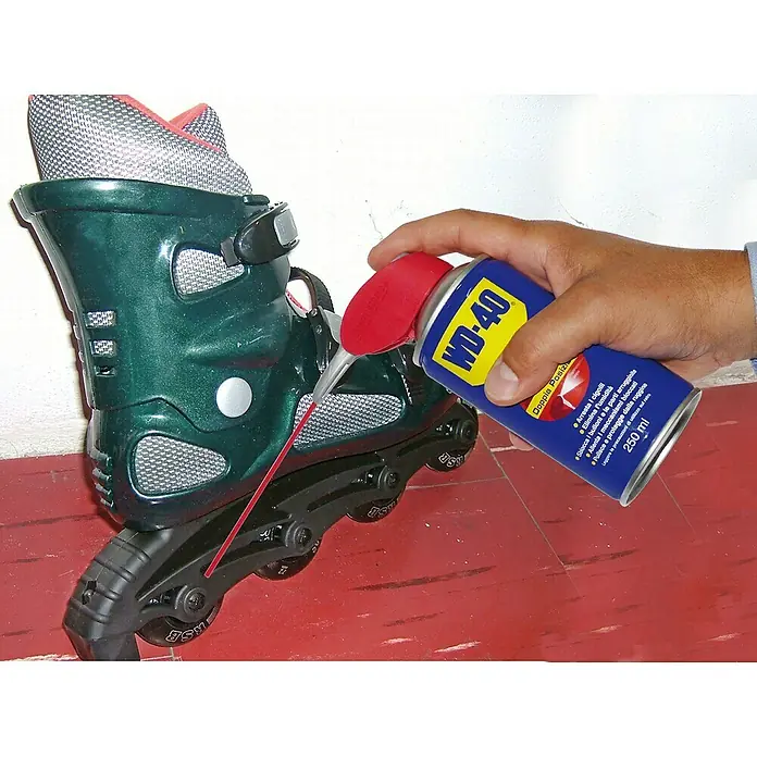 WD-40 Aceite para herrajes Doble Acción - 250 ml - Producto en uso