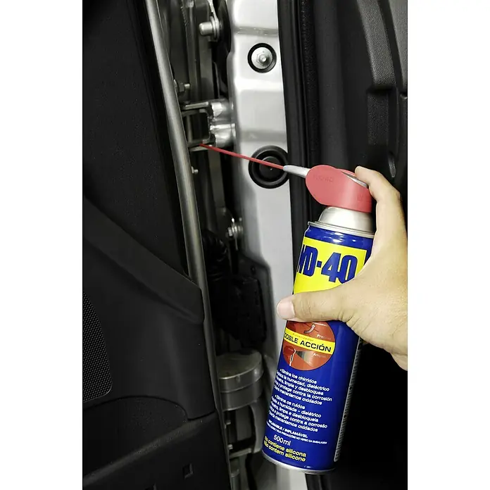 WD-40 Lubricante Doble Acción - 500 ml - Producto en uso