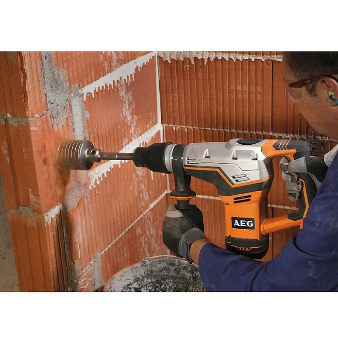 AEG Powertools Kombihammer KH 5 G - 1.100 W, Einzelschlagstärke: 7,5 J, Leerlaufdrehzahl: 450 U/min - Anwendungsbeispiel