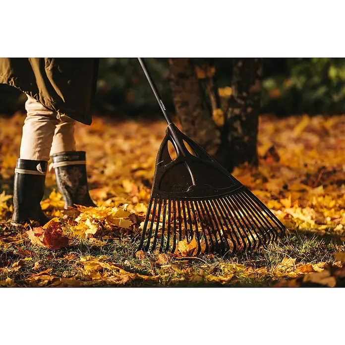 Fiskars Solid Laubbesen XL - Arbeitsbreite: 65 cm, Anzahl Zinken: 27, Langstiel - Anwendungsbeispiel