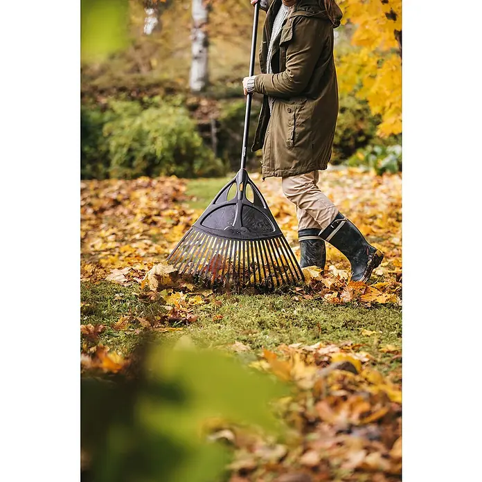 Fiskars Solid Laubbesen XL - Arbeitsbreite: 65 cm, Anzahl Zinken: 27, Langstiel - Anwendungsbeispiel