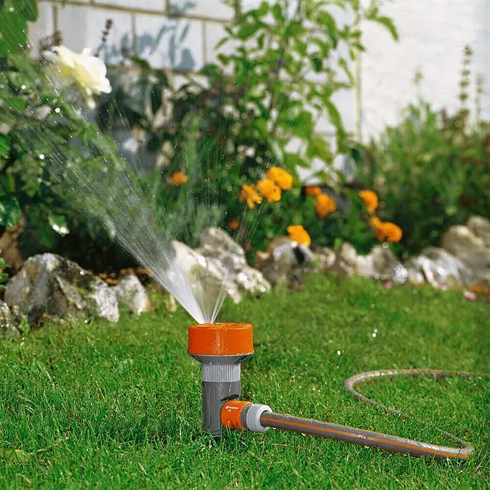 Gardena Classic Kružna vrtna prskalica TWIST - Maksimalna površina raspršivača: 100 m², Broj mlaza za raspršivanje: 4, Štap za zabijanje u zemlju - Proizvod u upotrebi