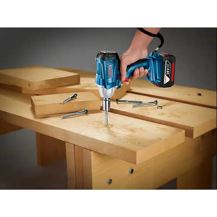 Bosch Professional Akumulatorski udarni odvijač GDS 250-LI - 18 V, Bez akumulatora, Broj okretaja pri praznom hodu: 0 okr/min - 2.400 okr/min, Broj udaraca: 0 - 3.300/min - Proizvod u upotrebi
